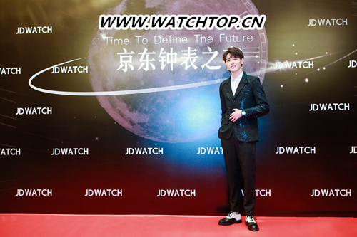 H. MOSER & CIE.亨利慕時攜手2019京東鐘表之夜 人氣偶像戴景耀佩戴亨利慕時腕表亮相盛典 戴景耀 京東鐘表之夜 電光藍黑色版 開拓者大三針 亨利慕時 行業資訊  第2張